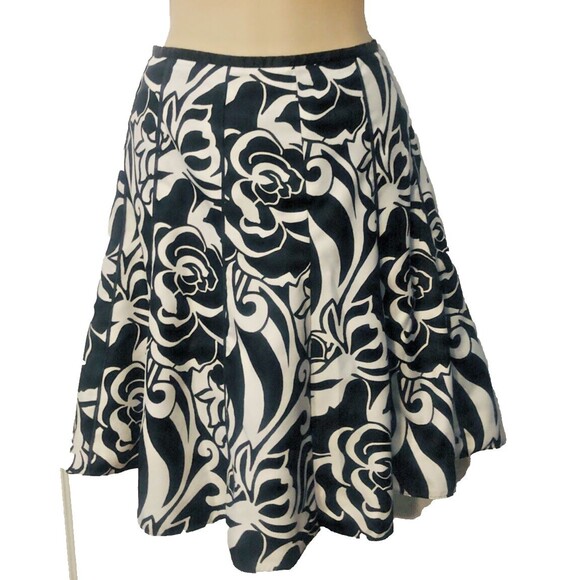 LOFT Dresses & Skirts - Ann Taylor Loft Skirt 00P White Black Floral Pattern A-Line Paneled Lined Zip